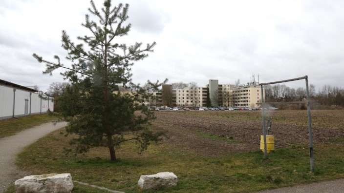 Baugebiet Böhmerwaldstraße: Das 3,5 Hektar große Areal zwischen Bahn und Supermärkten gehört der Gemeinde. Der Bürgermeister möchte dort mehr Wohnungen bauen als bisher geplant.