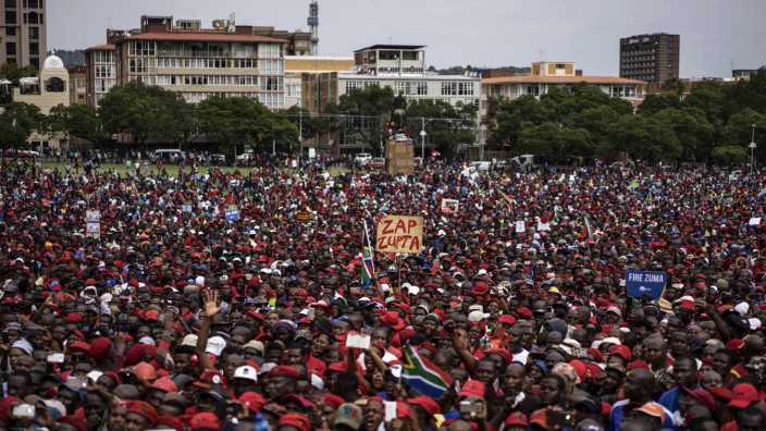 Pretoria: Zehntausende Menschen gehen in Pretoria auf die Straßen, um für den Rücktritt von Staatschef Zuma zu demonstrieren.