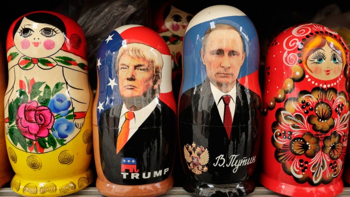USA: Donald Trump neben Wladimir Putin als Matrjoschka-Puppen in einem Souvenir-Shop in Sankt Petersburg. Was verbindet die beiden noch miteinander?