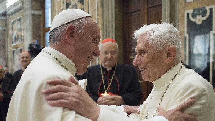 Papst Franziskus l und sein zurueckgetretener Vorgaenger Benedikt XVI r haben bei der Feier d