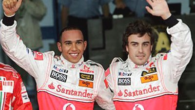 Formel-1-Qualifikation in Japan: Nach dem Sieg in der Qualifikation winkt McLaren-Mercedes-Fahrer Lewis Hamilton (l) fröhlich, weniger zufrieden wirkt Teamkollege Fernando Alonso