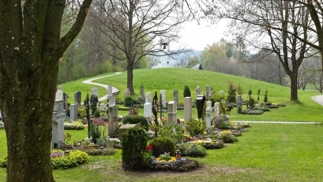 Ebersberg: Im Frühling sind auch die Gräber des Neuen Ebersberger Friedhofs bepflanzt mit bunten Blumen, hier wandelt sich Trauer in Zuversicht.