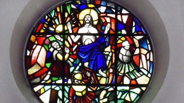 Österliches Mysterium: Das Fenster der Erlöserkirche zeigt den Auferstandenen umgeben von drei Personen.