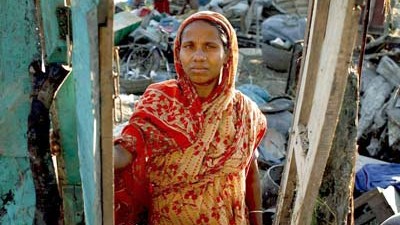 Zyklon: Eine bangladeschische Frau steht vor den Trümmern ihres vom Zyklon "Sidr" zerstörten Hauses