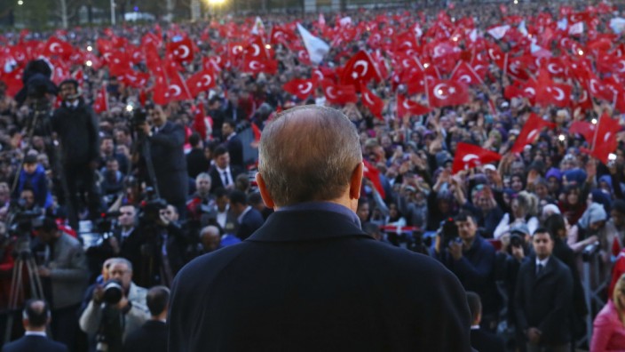 Referendum: Der türkische Präsident Recep Tayyip Erdoğan spricht nach dem Referendum zu seinen Anhängern.