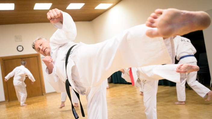Taekwondo-Meister Peter Fassbender in der Grundschule/Turnhalle der Volksschule Planegg. Trainer, der das seit 20 Jahren für die VHS macht