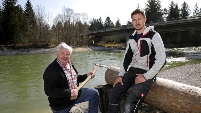 Auftakt der Floßfahrt-Saison: Flößer Michael Angermeier und sein Sohn Stefan.