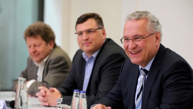München: Verkehrsminister Joachim Herrmann (rechts), Landrat Stefan Löwl (Mitte) und Verkehrsplaner Georg-Friedrich Koppen beim SZ-Verkehrsparlament.