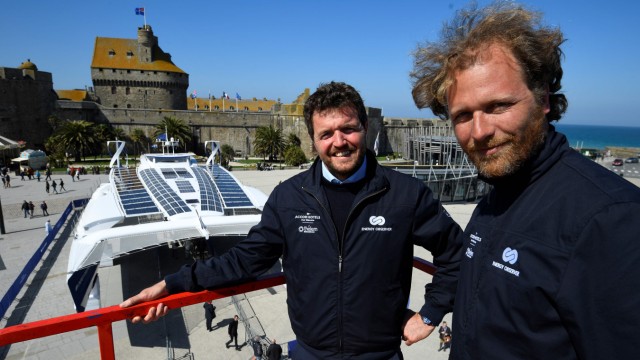 Schiffstechnologie: Zwei Männer und ihr Boot: Jérôme Delafosse und Victorien Erussard wollen mit der Energy Observer die Welt umrunden.
