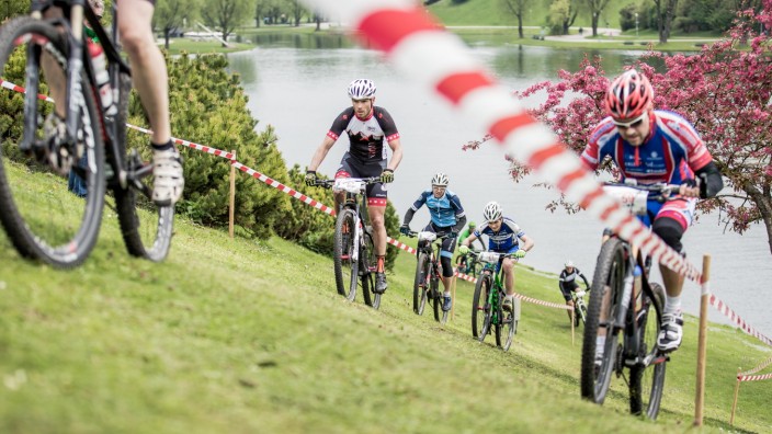 Event: Schweißtreibender Wettkampf: Mit ihren Mountainbikes erstrampeln Radsportler den Olympiaberg.