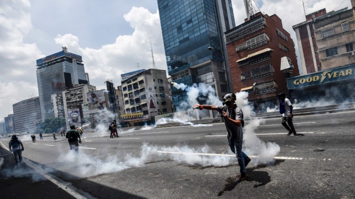 Venezuela: Tränengas und Wurfgeschosse: Als sich die Polizei den Demonstranten entgegestellte, schlugen die Proteste gegen Präsident Maduro in Gewalt um.