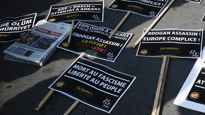 Wahl in Frankreich: Schilder einer Demonstration linker und prokurdischer Akitvisten in Paris. (Archivbild, aufgenommen im Oktober 2015)