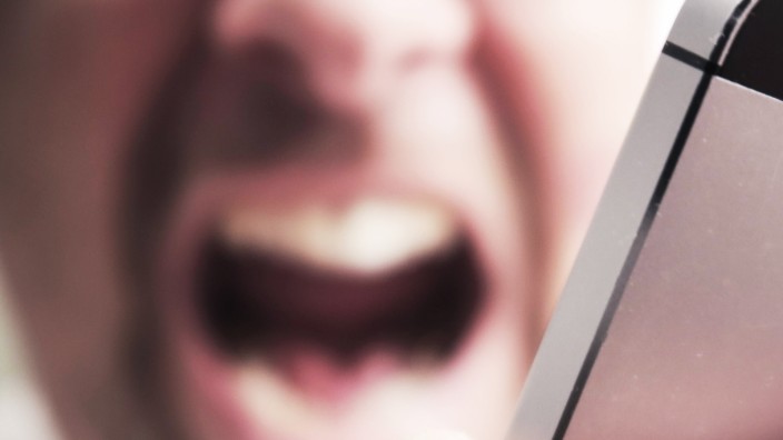 Mann reagiert emotional am Smartphone Wut Gesichtsausdruck âÄ°rgern schreien Handy Iphone Telefo