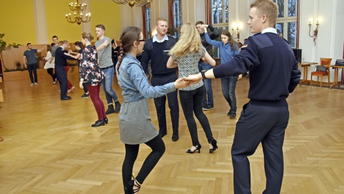 Fürstenfeldbruck: Vor-Seit-Schluss: Die richtigen Schrittfolgen für Walzer oder Foxtrott lernen die Offiziersanwärter in einem eigenen Tanzkurs.