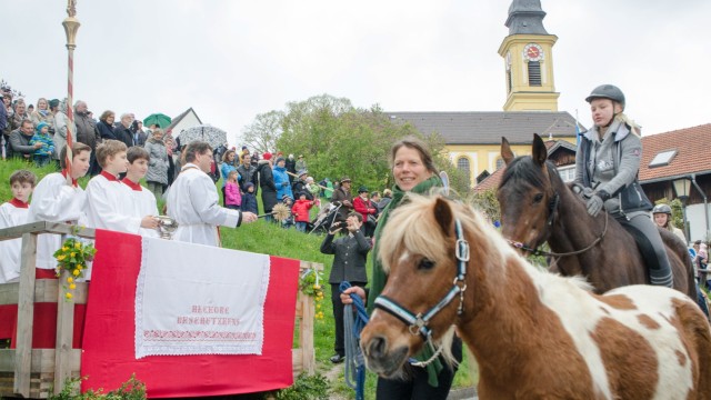 Pferdesonntag: Pfarrer Peter Johannes Vogelsang segnet Ponys und Pferde sowie ihre Reiter - oder Führer.