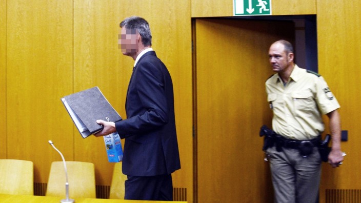 Prozess: Der frühere Erdinger Frauenarzt Michael B. beim Auftakt des ersten Prozesses im Landgericht Landshut am 6. November 2014.