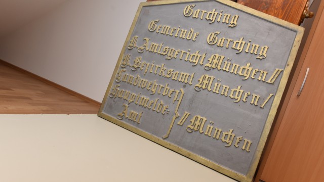 Neues Stadtarchiv Garching: Auch dieses historische Schild ist ein Dokument des Stadtarchivs.