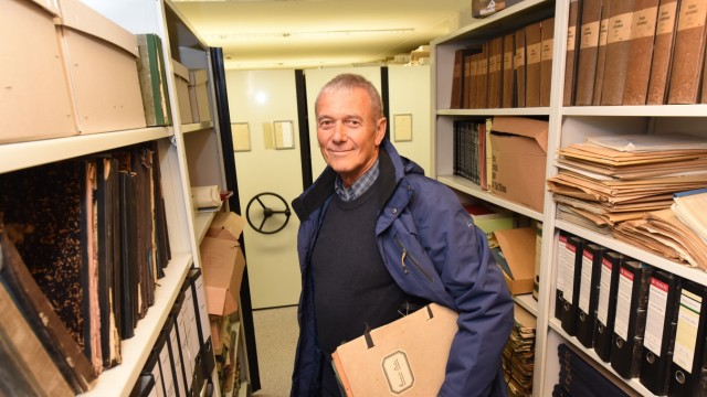 Neues Stadtarchiv Garching: Ortschronist Michael Müller, der derzeit noch Dokumente in der Registratur des Rathauses aussortiert, um den Umzug des Archivs vorzubereiten.