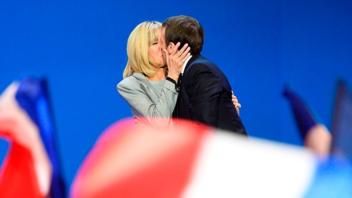 Frankreich: Hofft auf das Präsidentenamt: der 39 Jahre alte Emmanuel Macron am Abend mit seiner Frau Brigitte Trogneux.