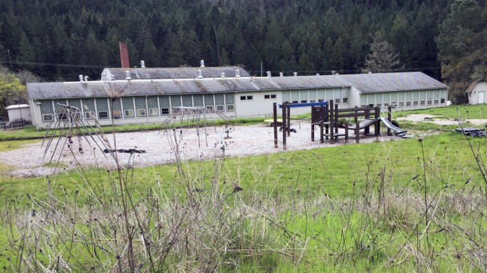 Geisterstadt Tiller in Oregon, USA: Die Grundschule von Tiller gibt es für 350 000 Dollar, inklusive sechs Klassenzimmern, Sporthalle und Spielplatz.