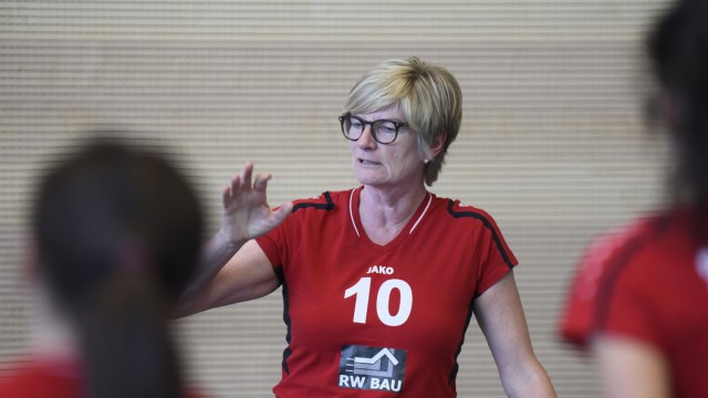Sport im Landkreis: Die hochmotivierten Spielerinnen trainieren hart mit Claudia Wifling.