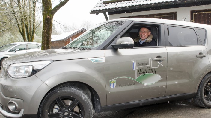 Unterwegs: Abgasfrei fährt Bürgermeister Hubert Oberhauser per Elektroauto durch Egling.