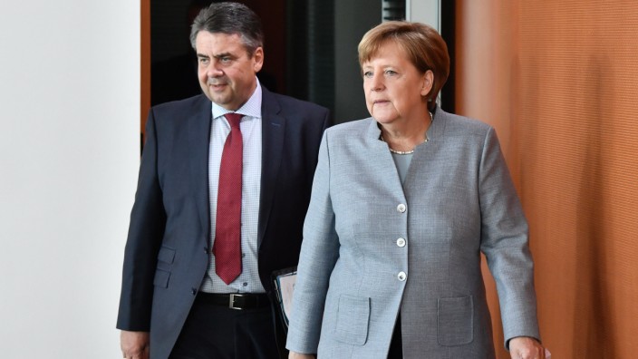 Absage von Netanjahu: Angela Merkel und Sigmar Gabriel bei der Kabinettssitzung nach der Rückkehr des Außenministers aus Israel.