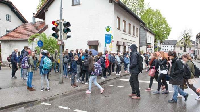 Schienenersatzverkehr in Grafing: Grafing beim Leonhardikircherl, Schüler warten auf den Bus