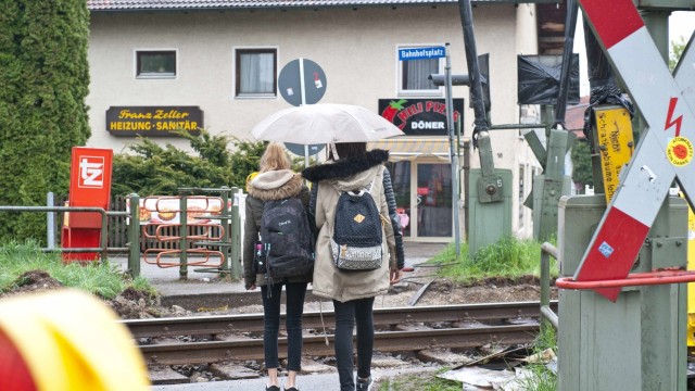 Schienenersatzverkehr in Grafing: Nicht alle Schüler halten sich an die Sperrung der Bahnübergänge - auch aus Not, weil sie nicht wissen, wie sie nach Hause kommen sollen.