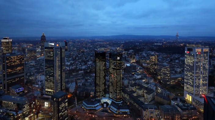 FILE PHOTO:  The headquarters of Germany's Deutsche Bank are seen in Frankfurt