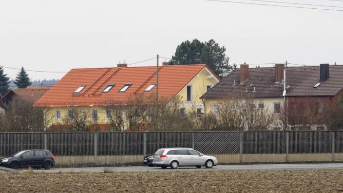 Hohenlinden: Wohnen an der Umgehungsstraße ist in Hohenlinden nichts Neues. Das Wohngebiet "In den Reutten III" wird nur 150 Meter von der Umfahrung geplant. Wie gebaut wird, soll ein Lärmschutzgutachten klären.
