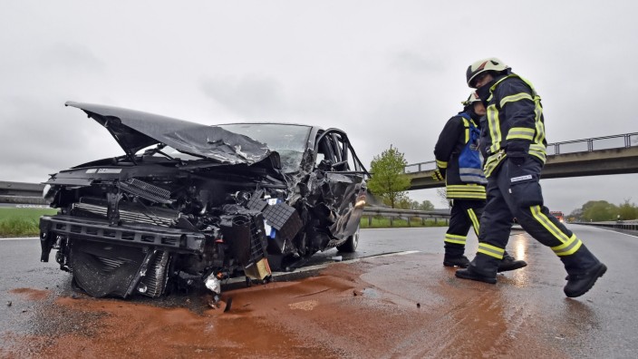 Eichenau/Puchheim: Für etwa zwei Stunden war die B2 im abendlichen Berufsverkehr nach dem Unfall gesperrt.