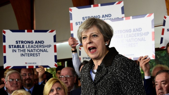 Brexit: "Starke und stabile Führung": Premier Theresa May wiederholt diesen Slogan derzeit, bis es nicht mehr geht.