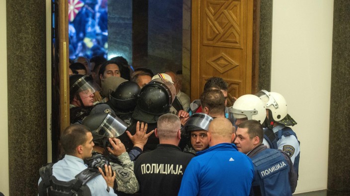 Mazedonien: Polizisten wollen die Demonstranten daran hindern, in das mazedonische Parlament einzudringen.