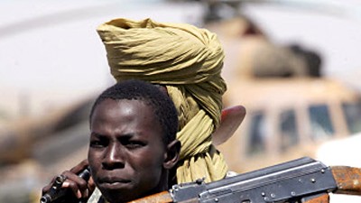 Tschad: Patrouillierende Soldaten im Tschad im November 2007: Nun kämpfen Rebellen und Truppen um die Hauptstadt