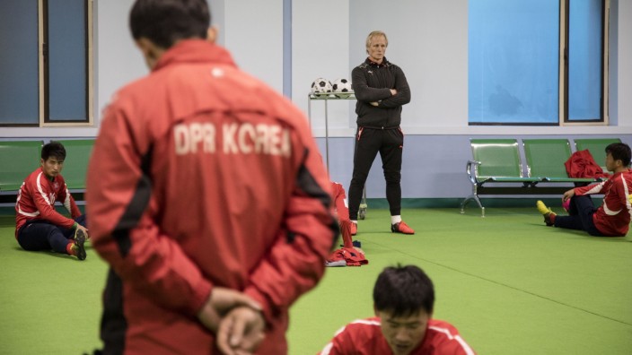 Fußball: Jörn Andersen hat seinen Vertrag mit Nordkorea vor Kurzem um 15 Monate verlängert.