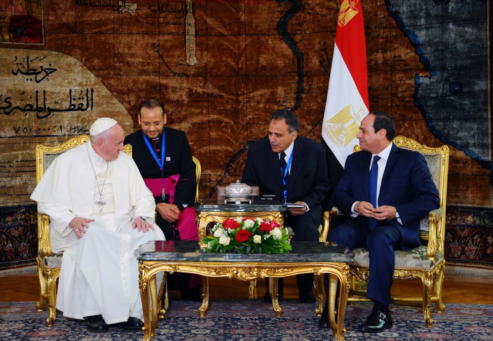Egyptian President Abdel Fattah al-Sisi(R) meets with Pope Francis(L) upon his arrival to Cairo