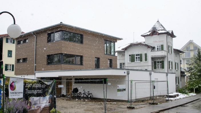 Stadtgestaltung: Das moderne Wohnhaus bietet einen Kontrast zur Villa Anna im Kurviertel. Um dies künftig zu vermeiden, beschloss der Stadtrat einen Bauleitfaden.