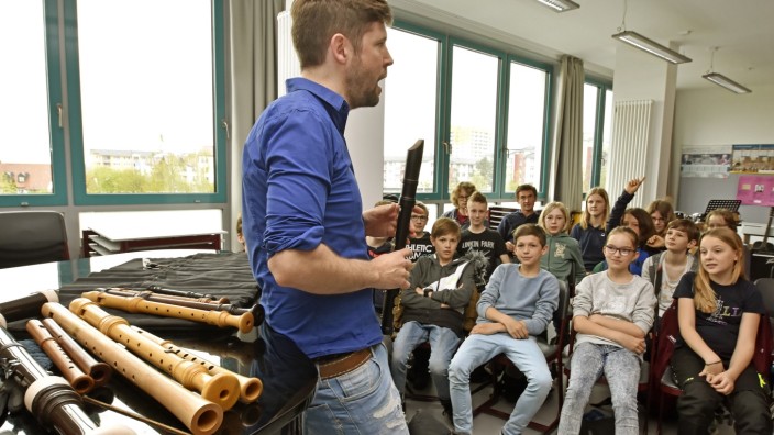 Germering: Stefan Temmingh hat zahlreiche Blockflöten mitgebracht und erklärt den Schülern die Unterschiede.