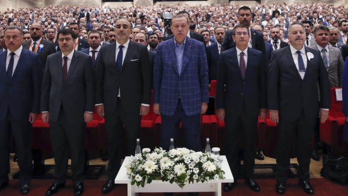 Türkei: Mit dem gewonnen Referendum ist Erdoğan weiter ins Zentrum der Macht gerückt. Jetzt will der Präsident wieder in die AKP eintreten, was ihm vorher verboten war.