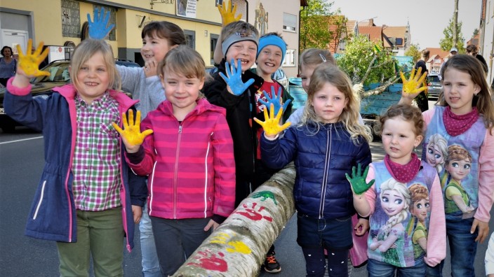 Statement für Toleranz: In 30 Gemeinden beteiligten sich Bürger an der Aktion "Maibaum für Toleranz" - so etwa in Stammheim am Main, wo sich Kinder auf dem Maibaum verewigten.