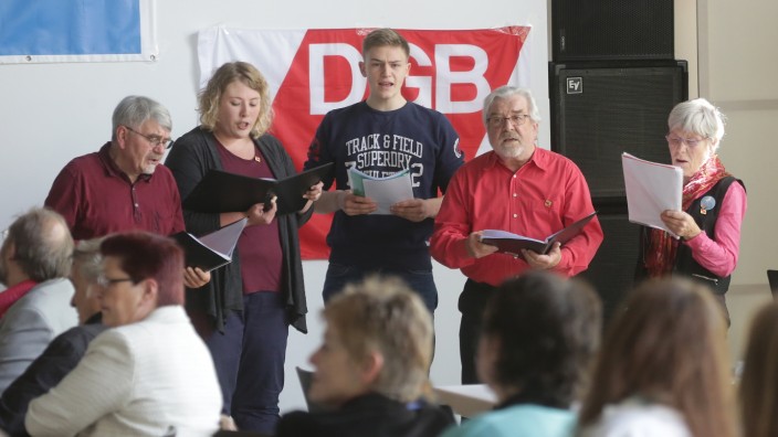 Redner kritisieren Kluft zwischen Arm und Reich: Kämpferische Reden, aber auch Musik von den Freisängern gab es bei der Mai-Kundgebung des DGB im Lindenkeller.
