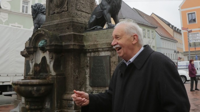 Stadtheimatpfleger Zanker: In der Altstadt weiß Norbert Zanker - wie hier am Kriegerdenkmal - zu jedem Monument, zu jedem Haus etwas zu erzählen.