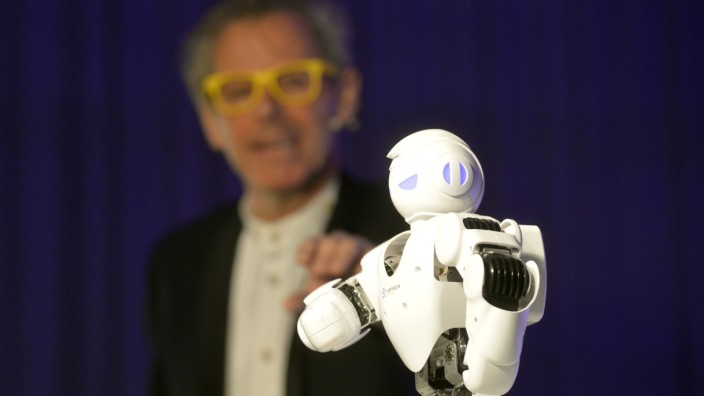 "Ars Technica" in Unterhaching: "Ihr seid zwar bescheuert, aber ihr seid immerhin unsere Eltern", sagt der Roboter zu Kabarettist Frank Astor.