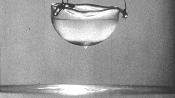 Physik: "Supraflüssiges" Helium fließt an den Wänden des Behälters empor und tropft außen herab, wie Physiker schon 1963 in einem Film demonstrierten.