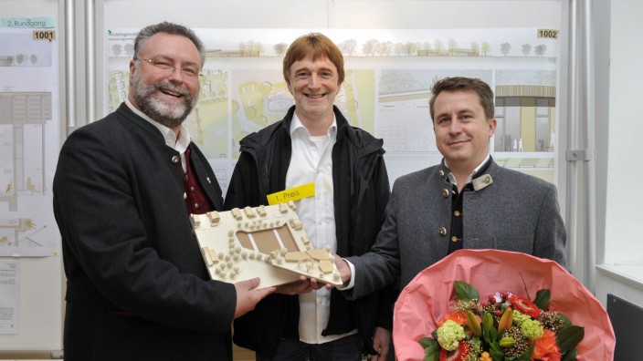 Ismaning: Bürgermeister Alexander Greulich mit Andreas Nies und Andreas Nuß (von links) vom Büro Gessert und Randecker mit dem Siegermodell.