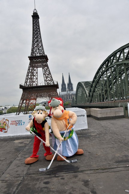 Maskottchen Asterix und Obelix posieren am 02 05 2017 in Köln Der Eiffelturm kommt als symbolisch