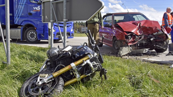 Jesenwang: Schwer verletzt hat sich der Fahrer des Motorrads bei einer Kollision nahe Moorenweis.