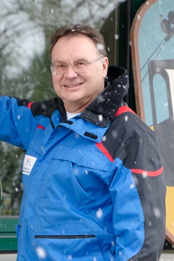 Reden wir über: Bergbahnchef Peter Lorenz vor einer alten Preistafel und einem Werbeschild.