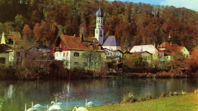 Folgen der Kreisreform: Eine historische Postkarte mit dem Loisach-Ufer: Der Sebastianisteg fehlt, er wurde erst 1988 gebaut.
